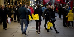 Consumer confidence dips for second consecutive month
