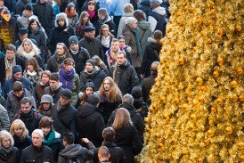 Fast die Hälfte der Deutschen gibt zu Weihnachten genauso viel Geld aus wie 2011