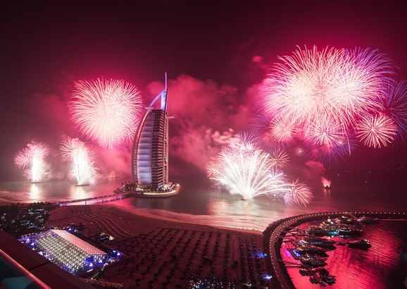 الاحتفالات بأعياد نهاية السنة في أوجها في دولة الإمارات