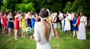 Drei Viertel der Deutschen sagen „Ja“ zum Wurf des Brautstraußes