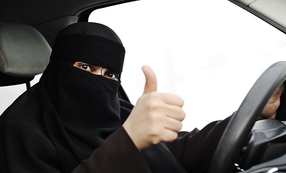 8 من بين كل 10 في السعودية يعتقدون أنه يجب السماح للمرأة بقيادة السيارات في المملكة