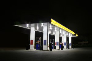 Billig-Tankstellen auf Supermarkt-Parkplätzen – das passt