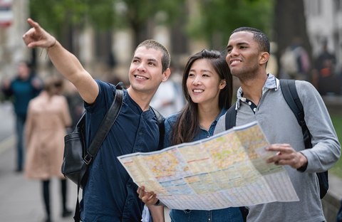 Eine Touristin Und Der Einheimische Eine Touristin Und Der Einheimische
