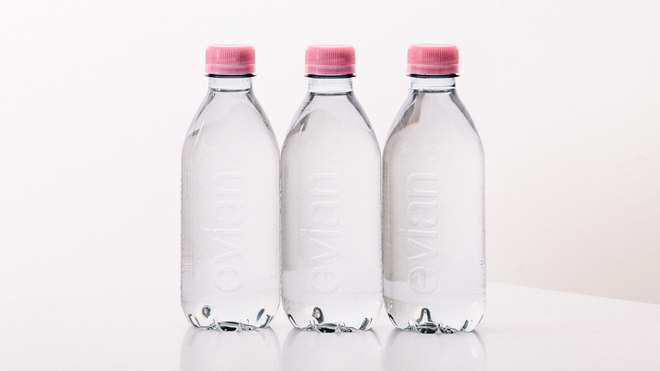 La nouvelle bouteille Evian sans étiquette : quel impact pour la marque ?