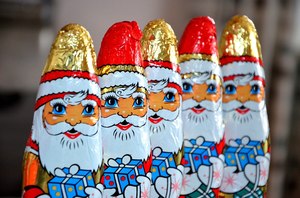 Schweizer kaufen häufiger fair gehandelte Schoko-Weihnachtsmänner als Österreicher und Deutsche 