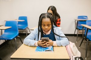 Kinder bekommen zwischen 6 und 11 Jahren am häufigsten ihr erstes Smartphone