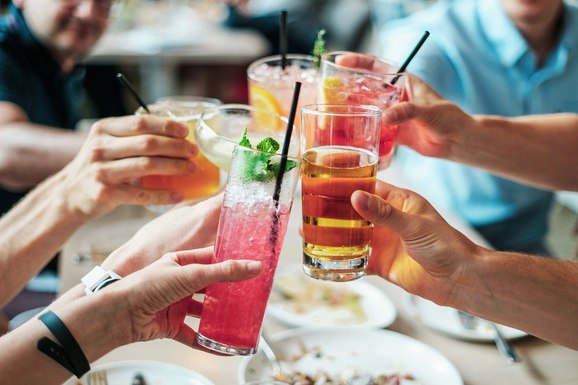 Fast die Hälfte der deutschen GenZ trinkt keinen Alkohol 