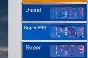Deutsche und Brasilianer vergleichen am häufigsten Benzinpreise