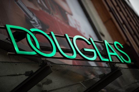 Douglas‘ Online-Geschäft entwickelt sich gut – die Marke gilt aber als zu teuer