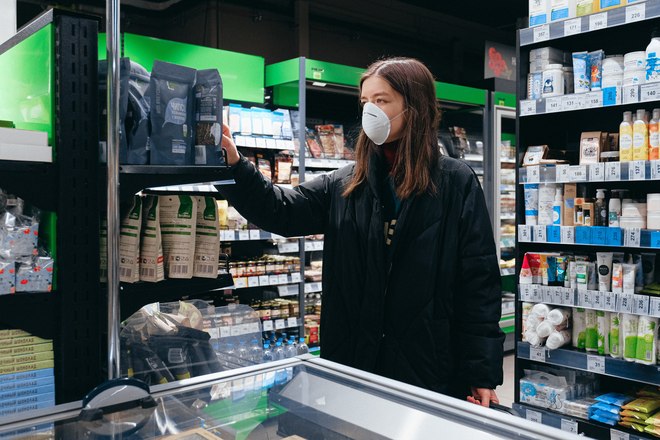 Un anno di “Nuova Normalità”: come sono cambiati supermercati e rispetto delle norme?