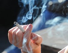 Jüngere beurteilen den Stand des Rauchverbots deutlich kritischer